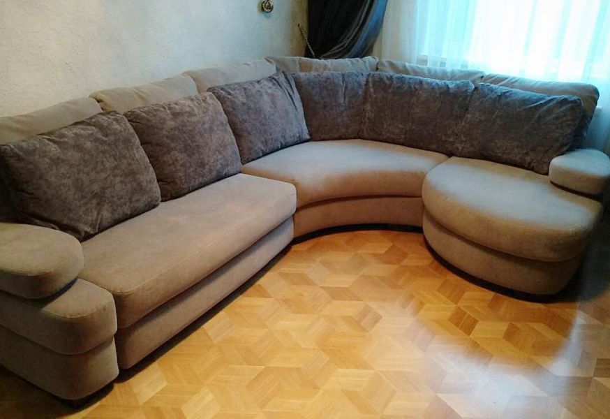 угловой диван с закругленной оттоманкой в Хабаровске