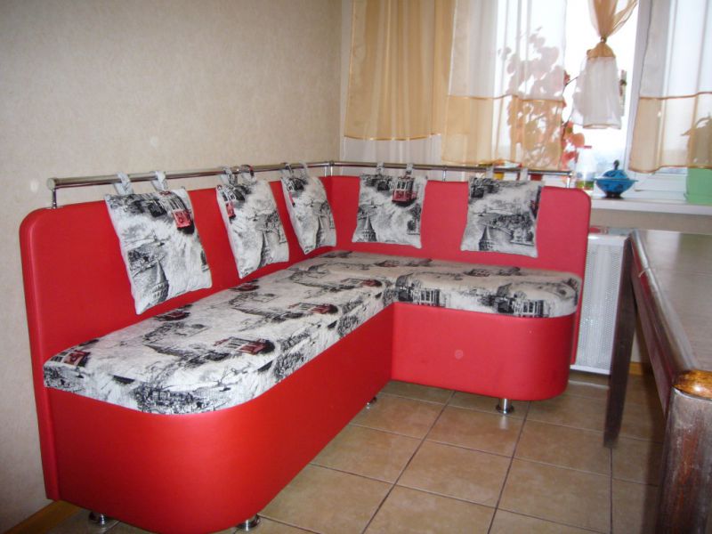 красный кухонный уголок в Хабаровске