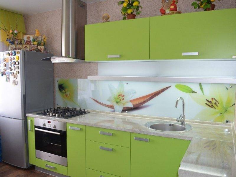 угловая зеленая кухня в Хабаровске