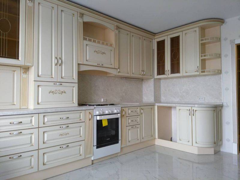 угловая кухня в классическом стиле в Хабаровске