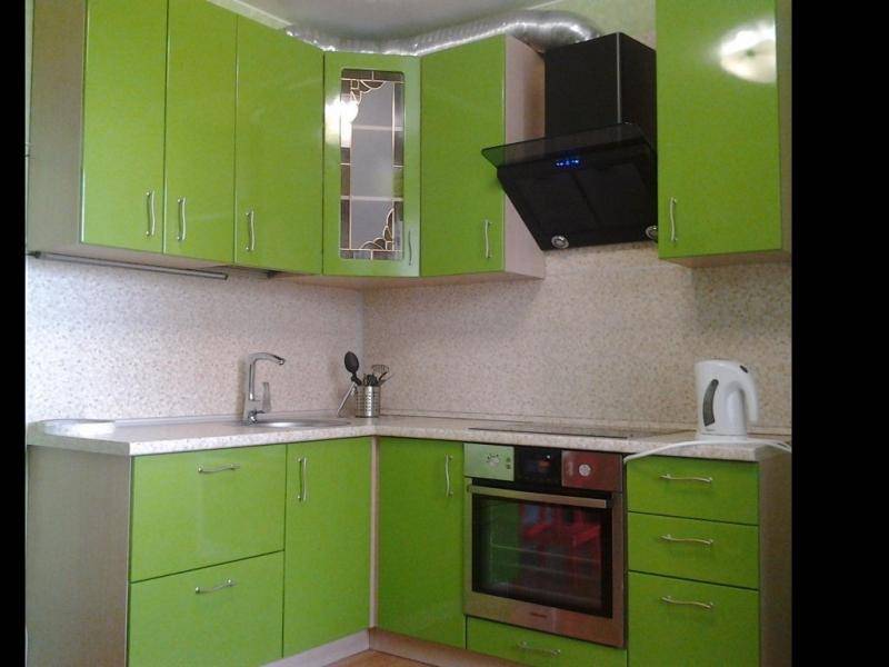 зеленая угловая кухня в Хабаровске