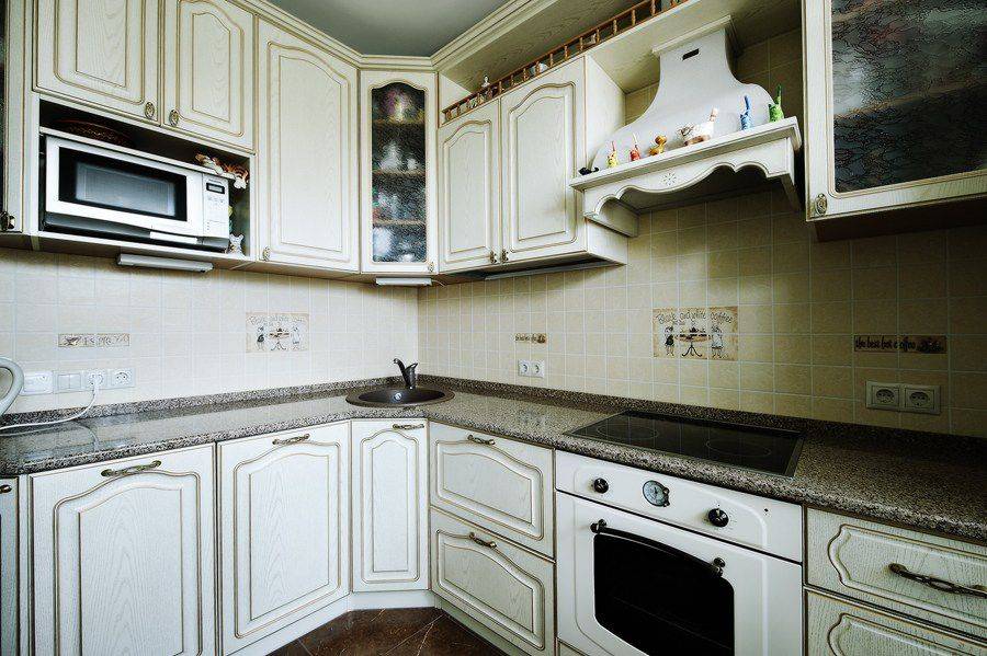 угловая кухня с патиной в Хабаровске