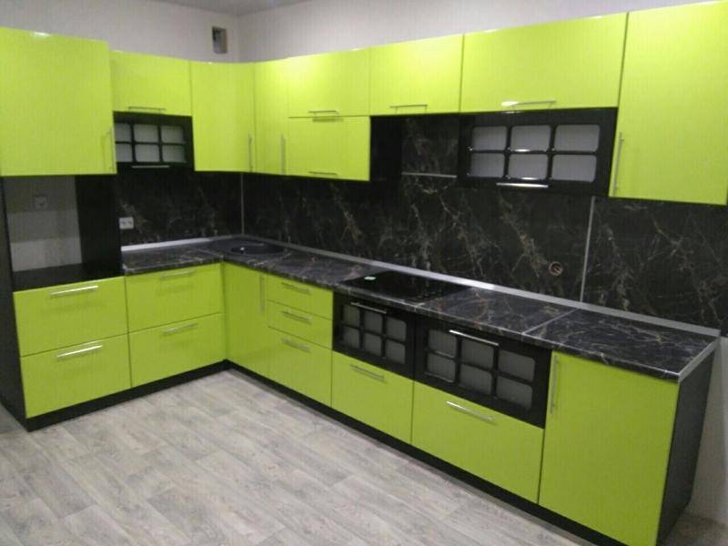 зеленый кухонный гарнитур в Хабаровске