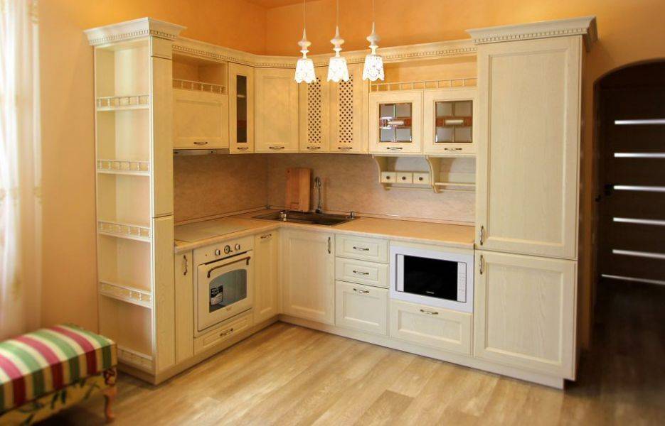 угловая кухня из массива дерева в Хабаровске