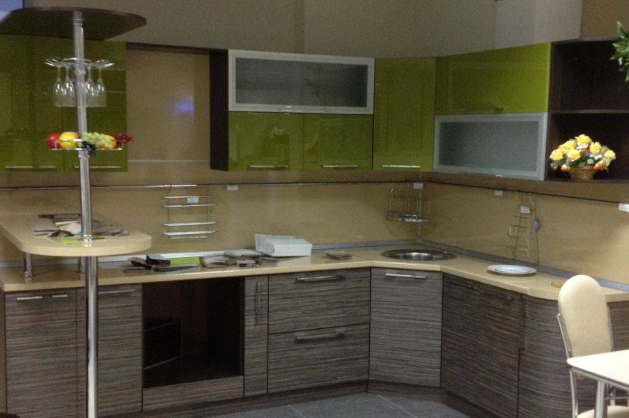 угловая кухня с барной стойкой в Хабаровске