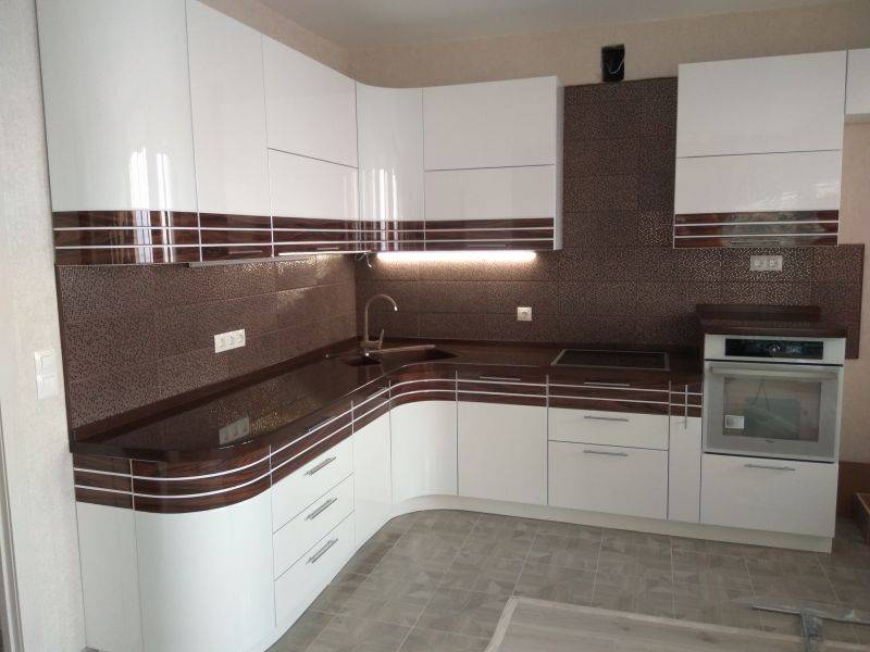 угловая кухня со вставкой из шпона в Хабаровске