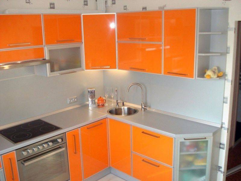 угловая кухня в алюминиевой рамке в Хабаровске