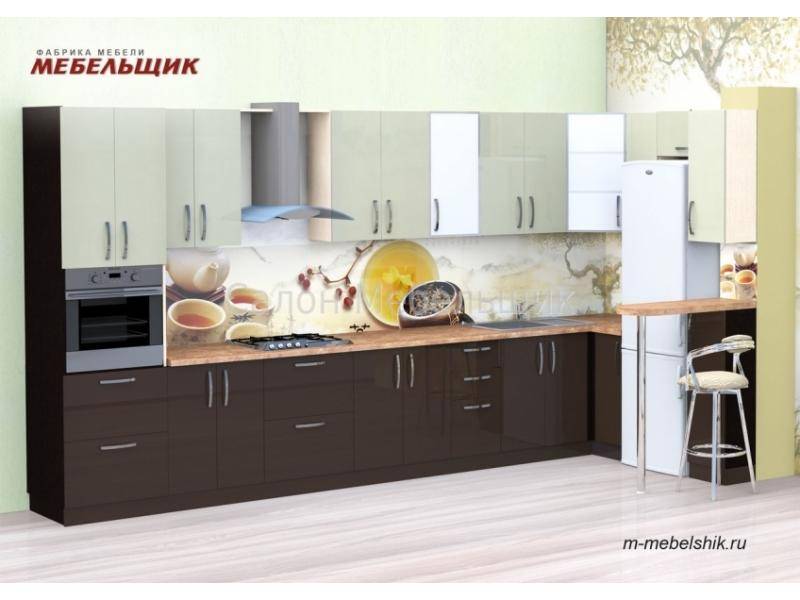 простая кухня с пластиковыми фасадами в Хабаровске