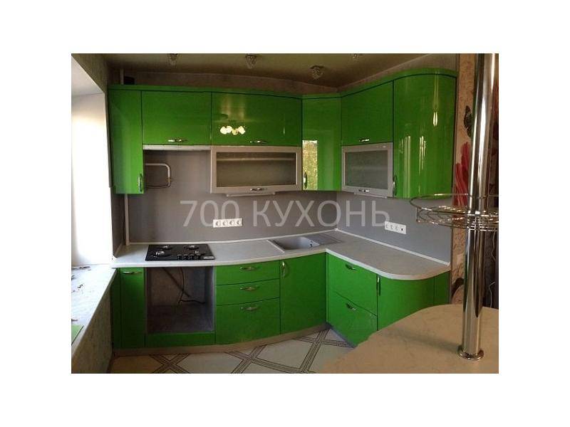 яркая зеленая угловая кухня в Хабаровске
