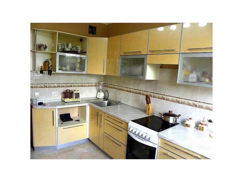 большая угловая бежевая кухня в Хабаровске