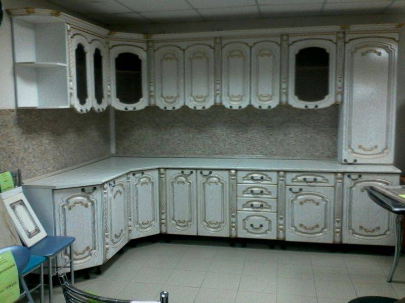 угловая кухня в классическом стиле в Хабаровске