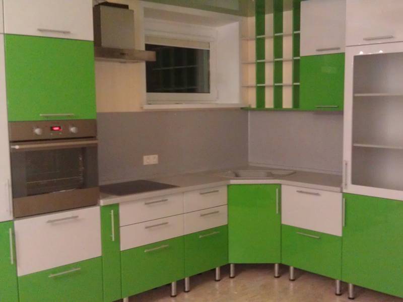 угловая зеленая кухня в Хабаровске