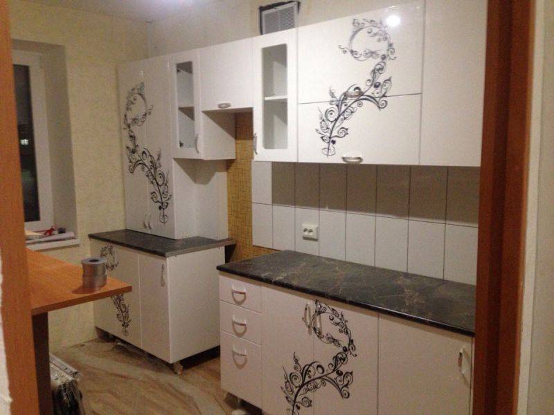 белая кухня с рисунком в Хабаровске