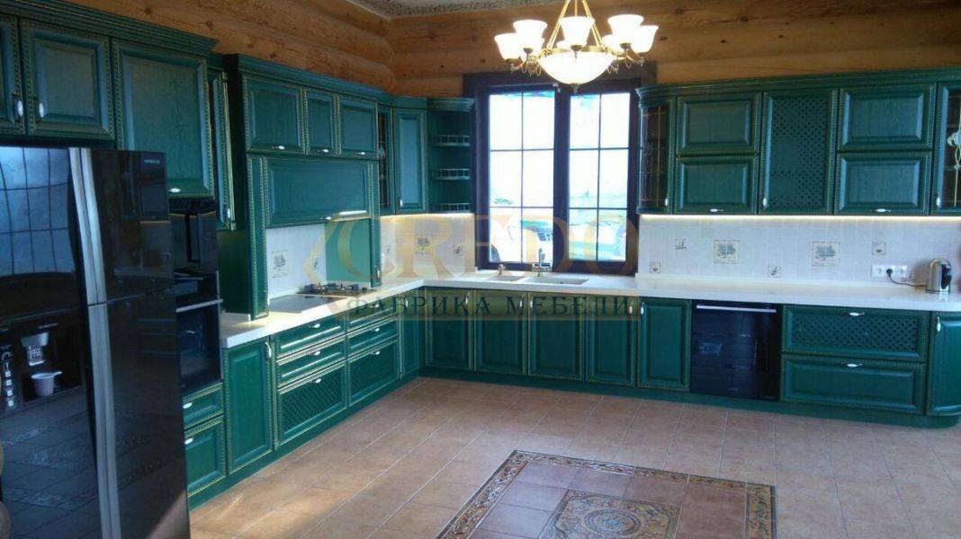 большая узумрудная кухня в Хабаровске