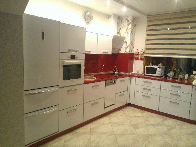 белая угловая кухня в Хабаровске