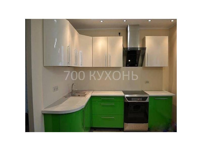 зелено-белая угловая кухня в Хабаровске