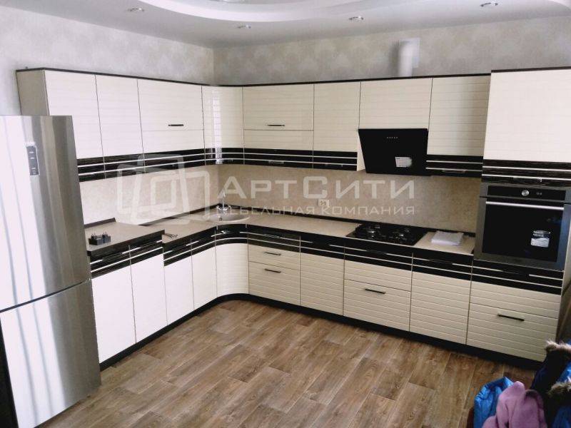 угловая кухня со вставками из шпона в Хабаровске
