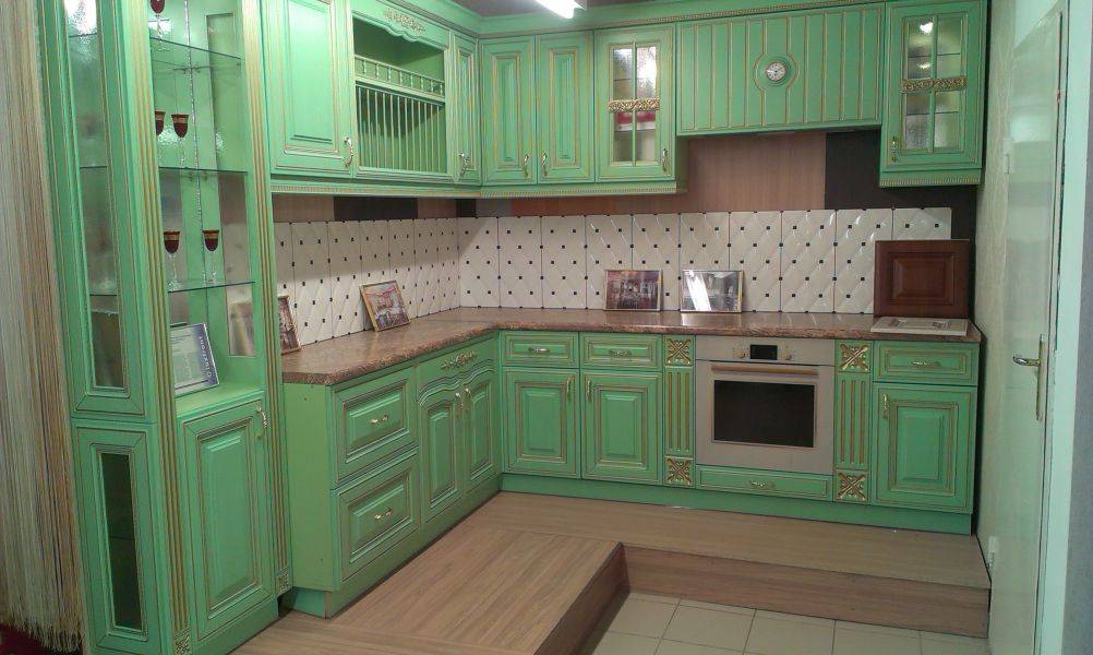 угловая кухня с патиной в Хабаровске