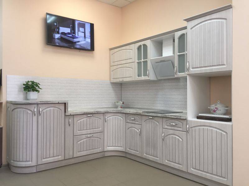 угловая светлая кухня в Хабаровске