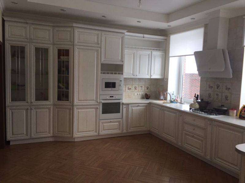 классическая белая кухня в Хабаровске