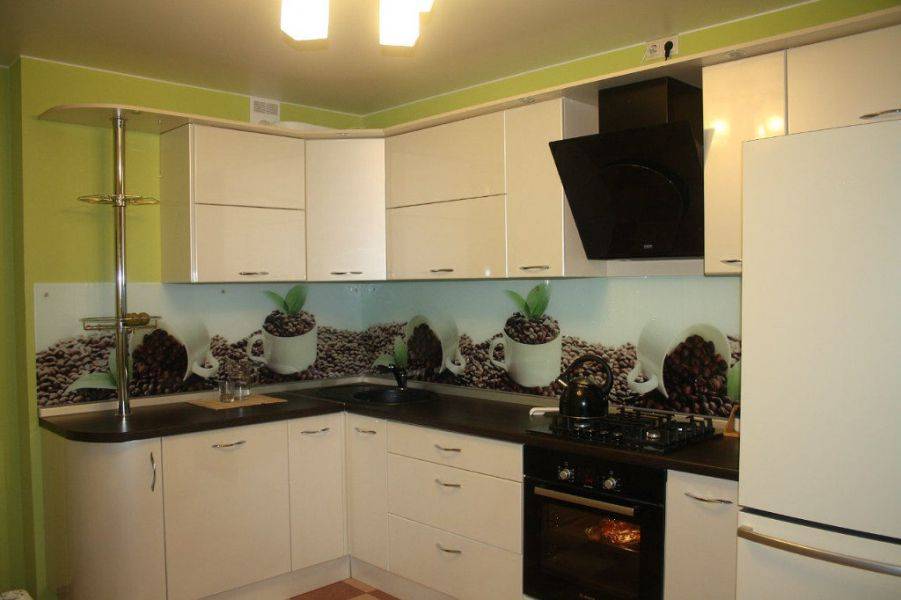 светлая угловая кухня в Хабаровске
