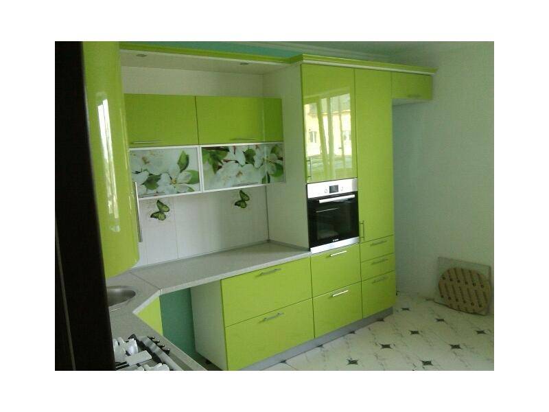 угловая зеленая кухня в Хабаровске