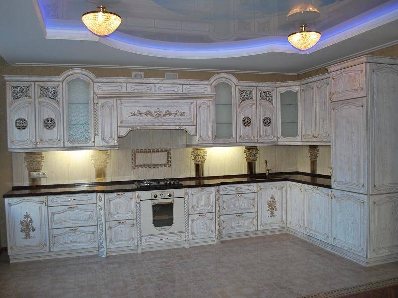 кухонный гарнитур ясень цвет белый-патина золото в Хабаровске