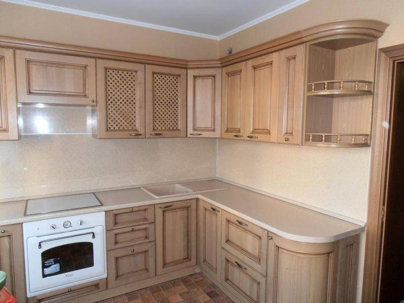 светлая классическая кухня в Хабаровске