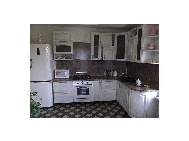 светлая угловая кухня в Хабаровске