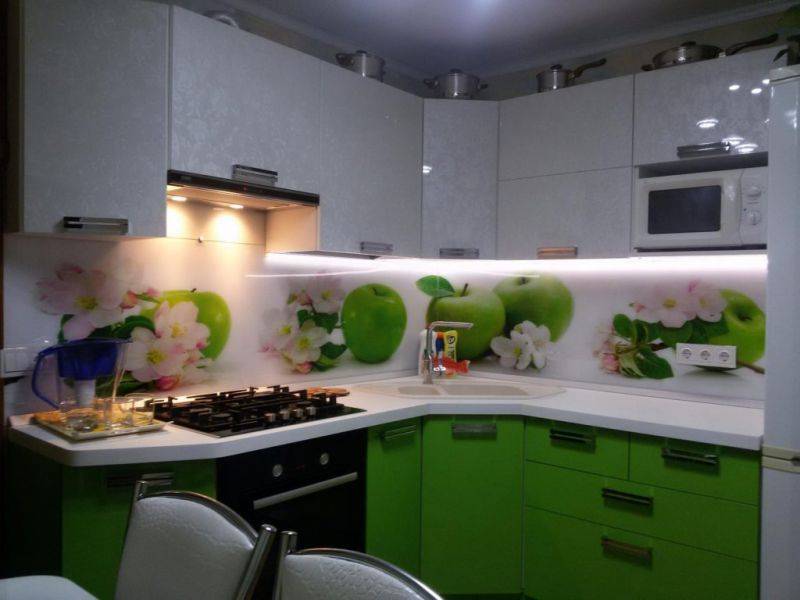 бело-зеленая угловая кухня в Хабаровске