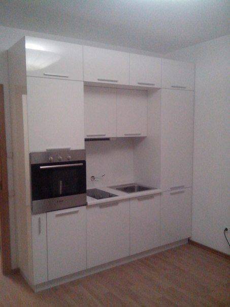 небольшая белая кухня в Хабаровске
