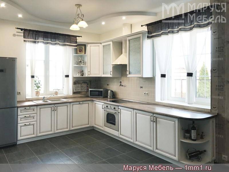 кухня с двумя окнами из массива нокта в Хабаровске