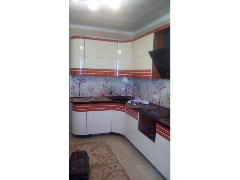 угловая кухня с плавными фасадами в Хабаровске