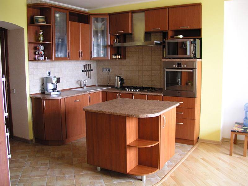 угловая кухня с островом в Хабаровске