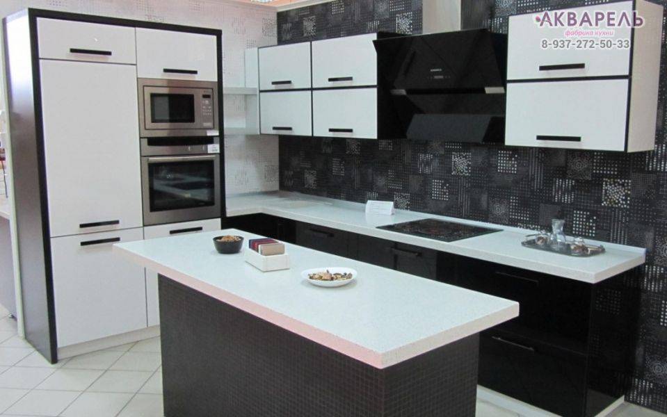 угловая кухня с островом в Хабаровске
