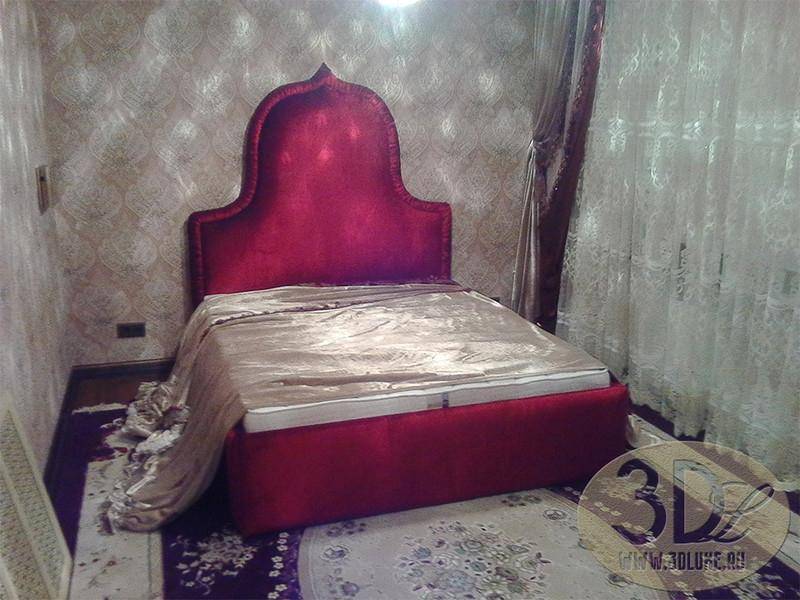мягкая красная кровать с высоким изголовьем в Хабаровске